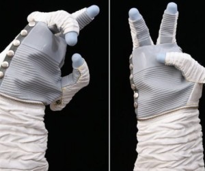 the Omni-Hand I, the first truly motorized dexterous robot hand. It was designed and